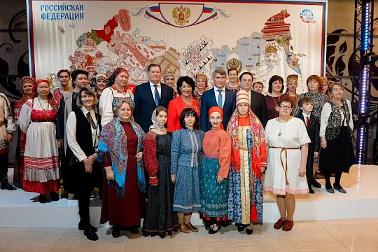 В масштабном гала-концерте по итогам Года культурного наследия выступил вологодский ансамбль «Русский сувенир» и презентовали вышитую карту России